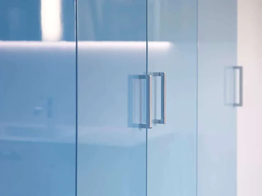Die Wiederentdeckung des Marmors im Interior Design unterstützt den Einsatz von blauen Sanitärprodukten. In Verbindung mit Sandtönen entwickelt Blau einen Wohnstil, der sich an den angesagten skandinavischen Einrichtungsstil anlehnt. (Foto: burgbad)