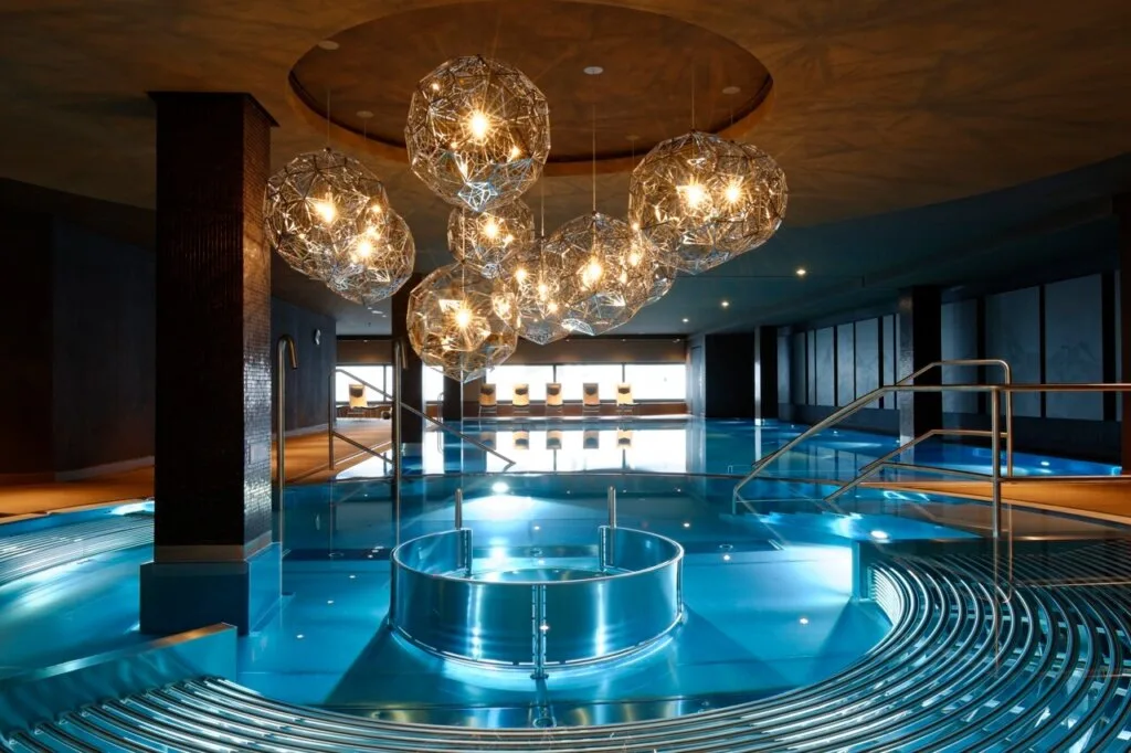 Das gezeigte Bild ist von RE HE Schwimmbadbau und gewann den bsw Award 2014 in Gold in der Kategorie Hotelbad. Hier geht zum es zum damaligen Siegerunternehmen: www.rehe-schwimmbadbau.de