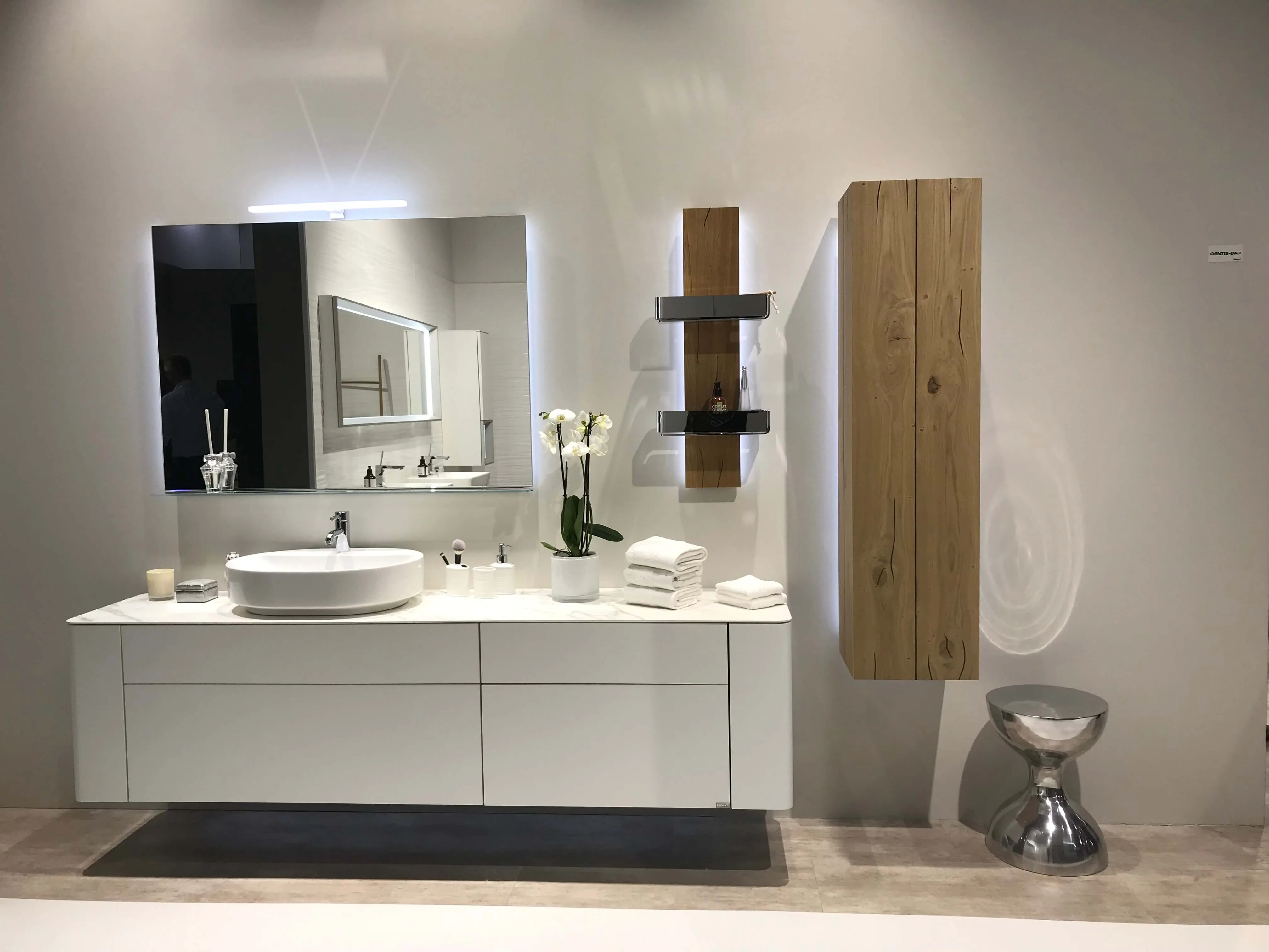 Hülsta Designmöbel jetzt auch für das Badezimmer Die bekannten Möbellinien Tetrim und Gentis können jetzt auch im Badezimmer zum Einsatz kommen. Tetrim sorgt für wohnlich-elegantes bzw. puristisch-markantes Bad-Ambiente, Gentis für natürliches Wellness-Wohlfühlen. Die beiden Design-Serien bieten, z.B. durch Push-to-Open-Technik, durchdachte Funktionalität und steigern so den Bad-Komfort.