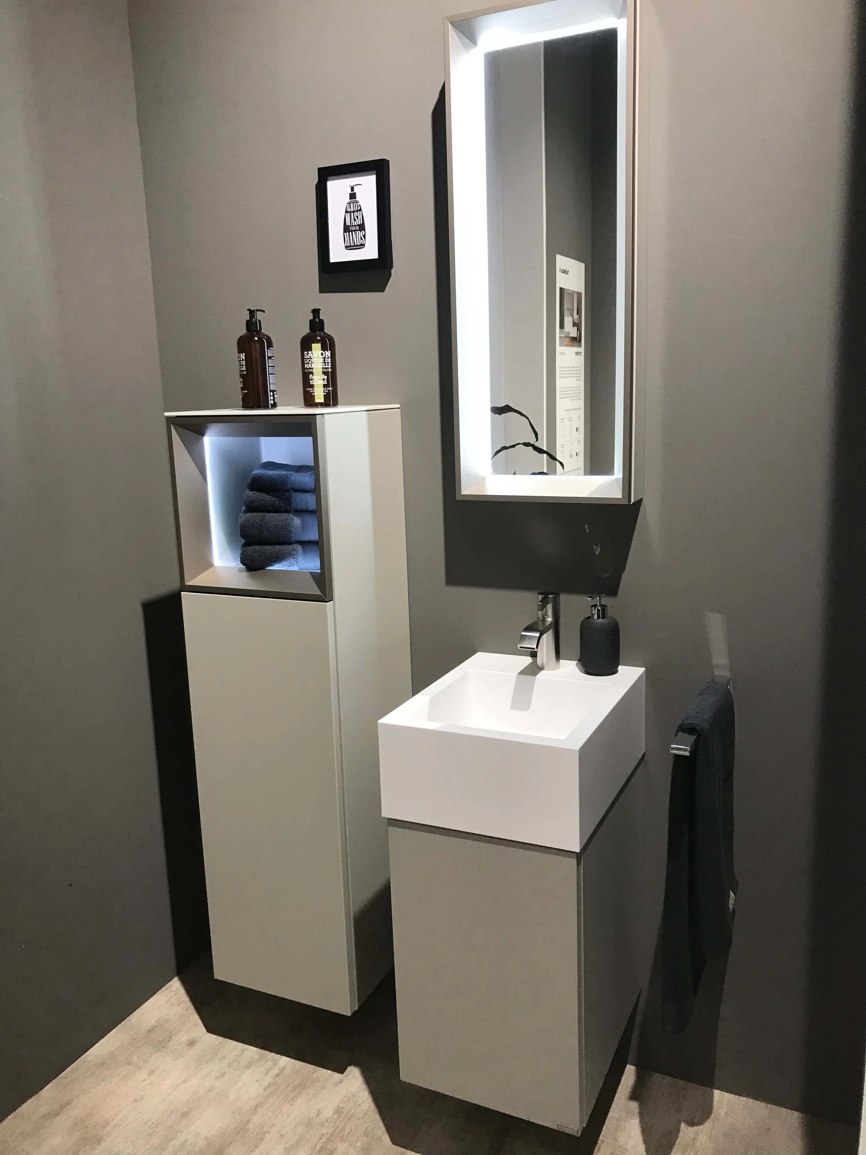 Hülsta Designmöbel jetzt auch für das Badezimmer Die bekannten Möbellinien Tetrim und Gentis können jetzt auch im Badezimmer zum Einsatz kommen. Tetrim sorgt für wohnlich-elegantes bzw. puristisch-markantes Bad-Ambiente, Gentis für natürliches Wellness-Wohlfühlen. Die beiden Design-Serien bieten, z.B. durch Push-to-Open-Technik, durchdachte Funktionalität und steigern so den Bad-Komfort.