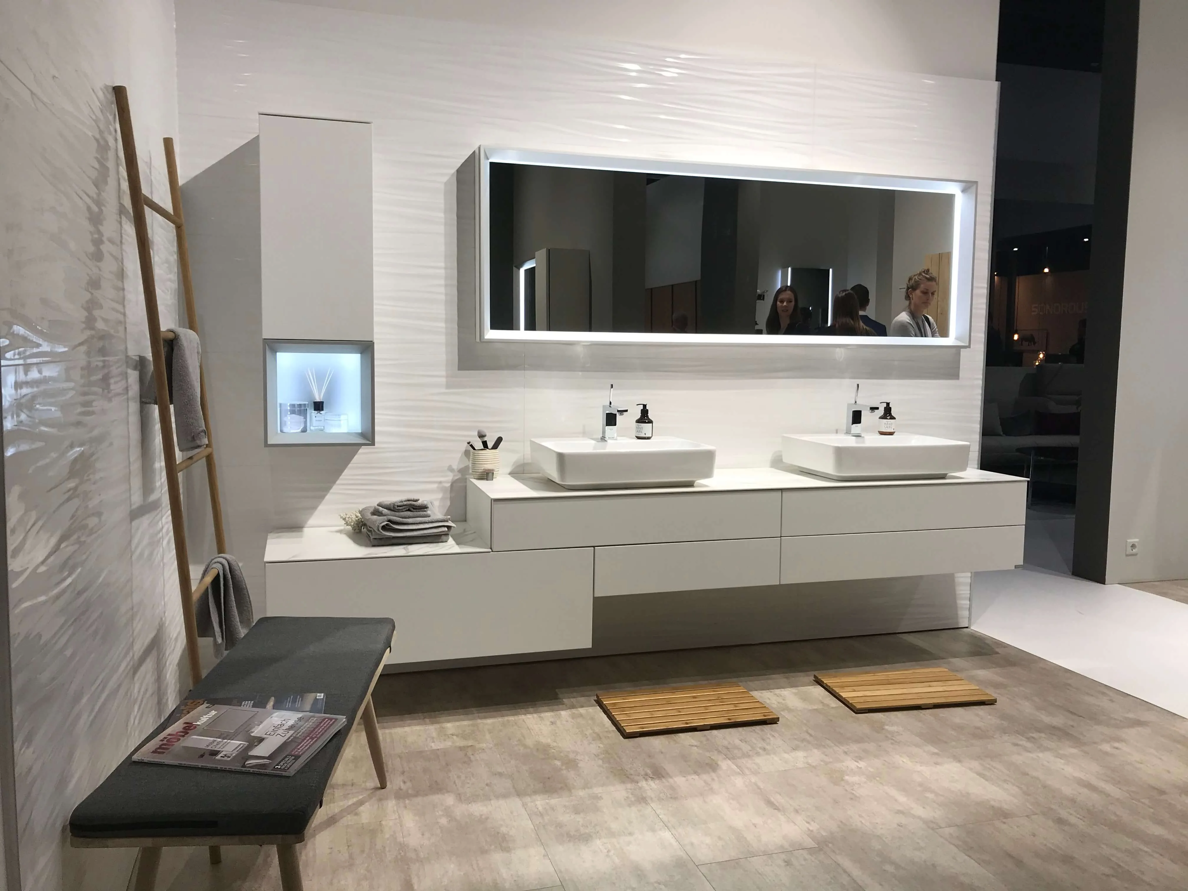 Hülsta Designmöbel jetzt auch für das Badezimmer Die bekannten Möbellinien Tetrim und Gentis können jetzt auch im Badezimmer zum Einsatz kommen. Tetrim sorgt für wohnlich-elegantes bzw. puristisch-markantes Bad-Ambiente, Gentis für natürliches Wellness-Wohlfühlen. Die beiden Design-Serien bieten, z.B. durch Push-to-Open-Technik, durchdachte Funktionalität und steigern so den Bad-Komfort.