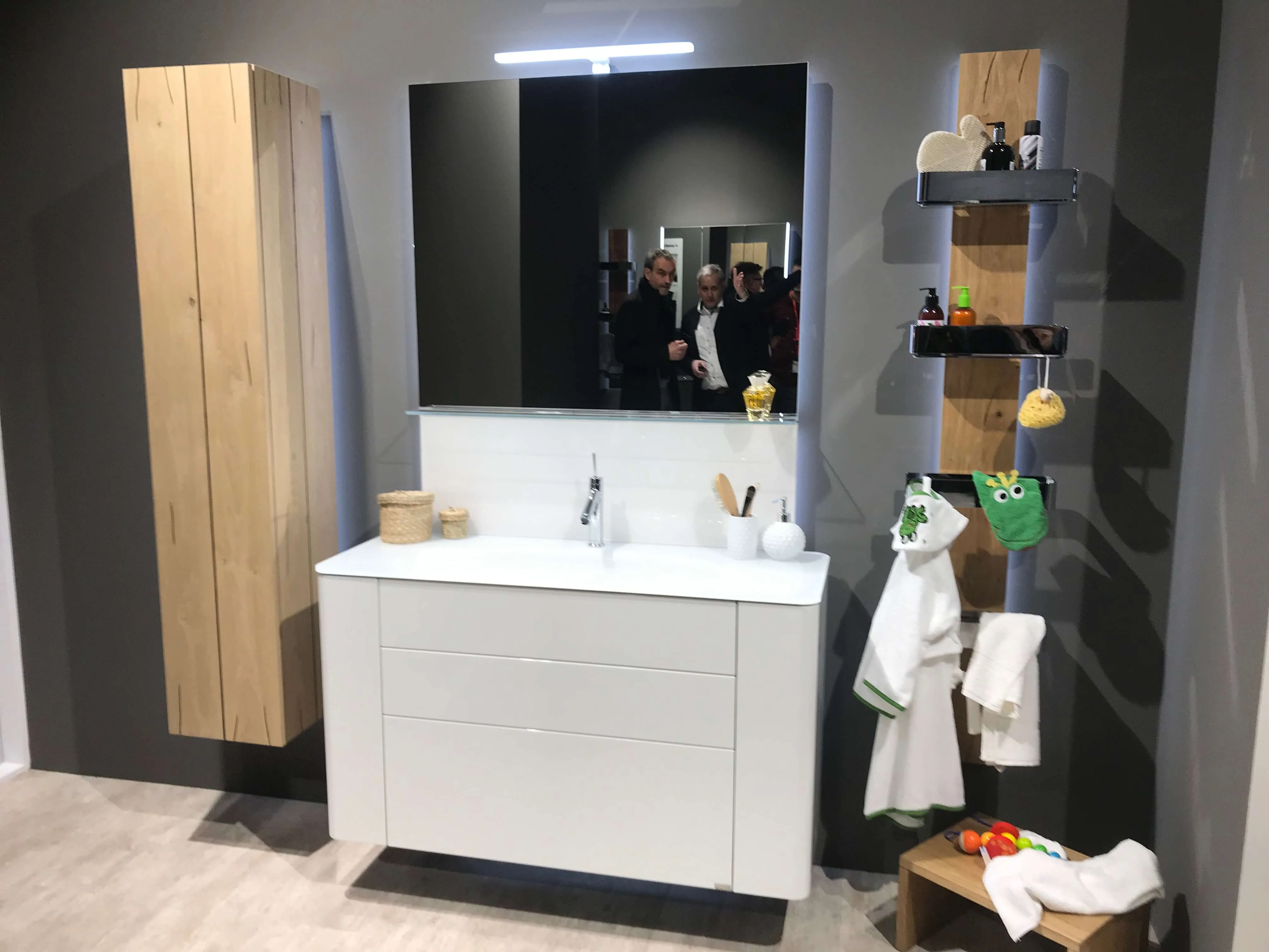 Hülsta Designmöbel jetzt auch für das Badezimmer Die bekannten Möbellinien Tetrim und Gentis können jetzt auch im Badezimmer zum Einsatz kommen. Tetrim sorgt für wohnlich-elegantes bzw. puristisch-markantes Bad-Ambiente, Gentis für natürliches Wellness-Wohlfühlen. Die beiden Design-Serien bieten, z.B. durch Push-to-Open-Technik, durchdachte Funktionalität und steigern so den Bad-Komfort.