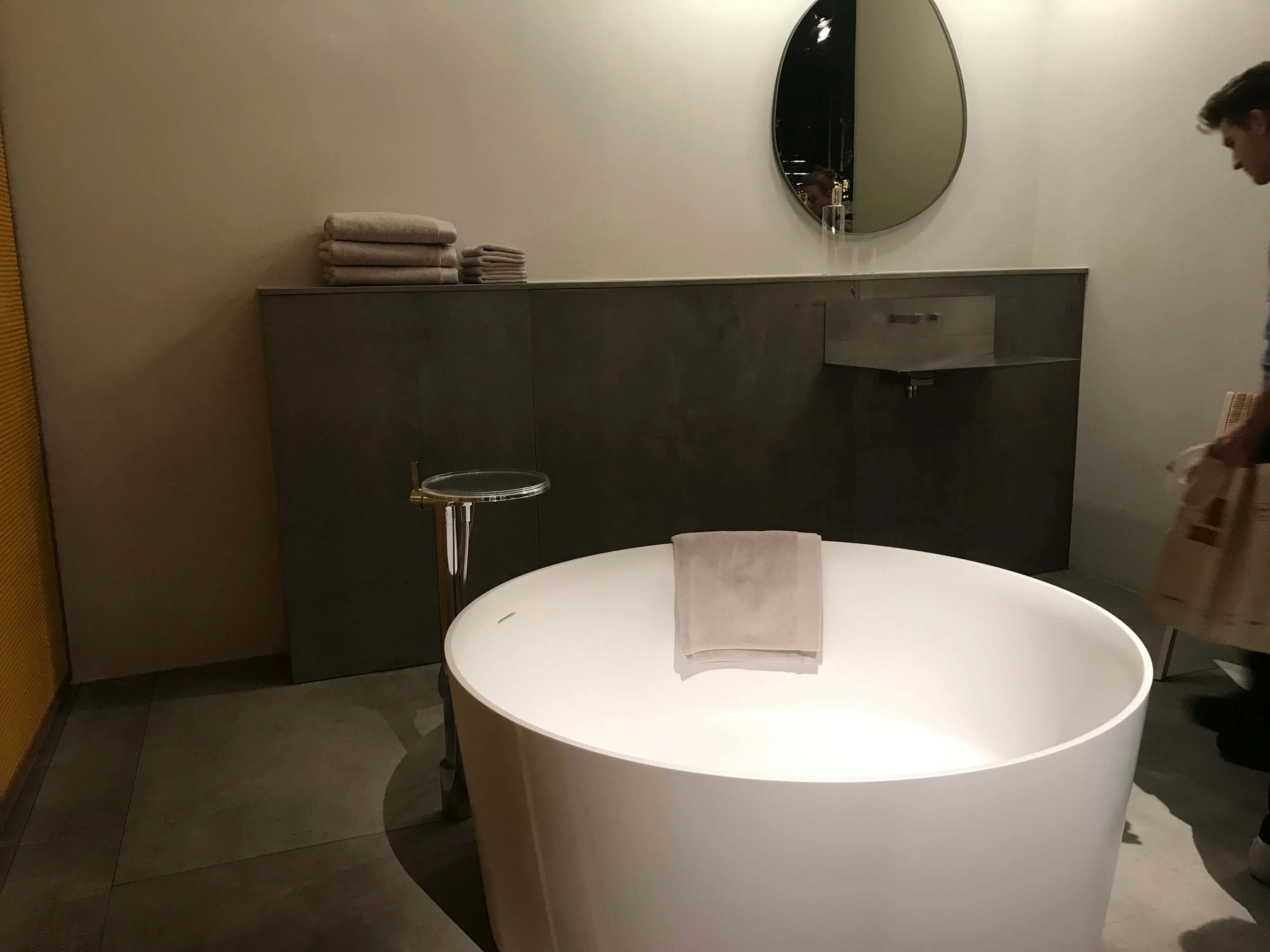 Badewannen sind in diesem Jahr freistehend und rund... Ein Tribut an die Sehnsucht nach Geselligkeit und echten Gefühlen im digitalen Zeitalter?! Badewannen sind in diesem Jahr freistehend und rund... Ein Tribut an die Sehnsucht nach Geselligkeit und echten Gefühlen im digitalen Zeitalter?!