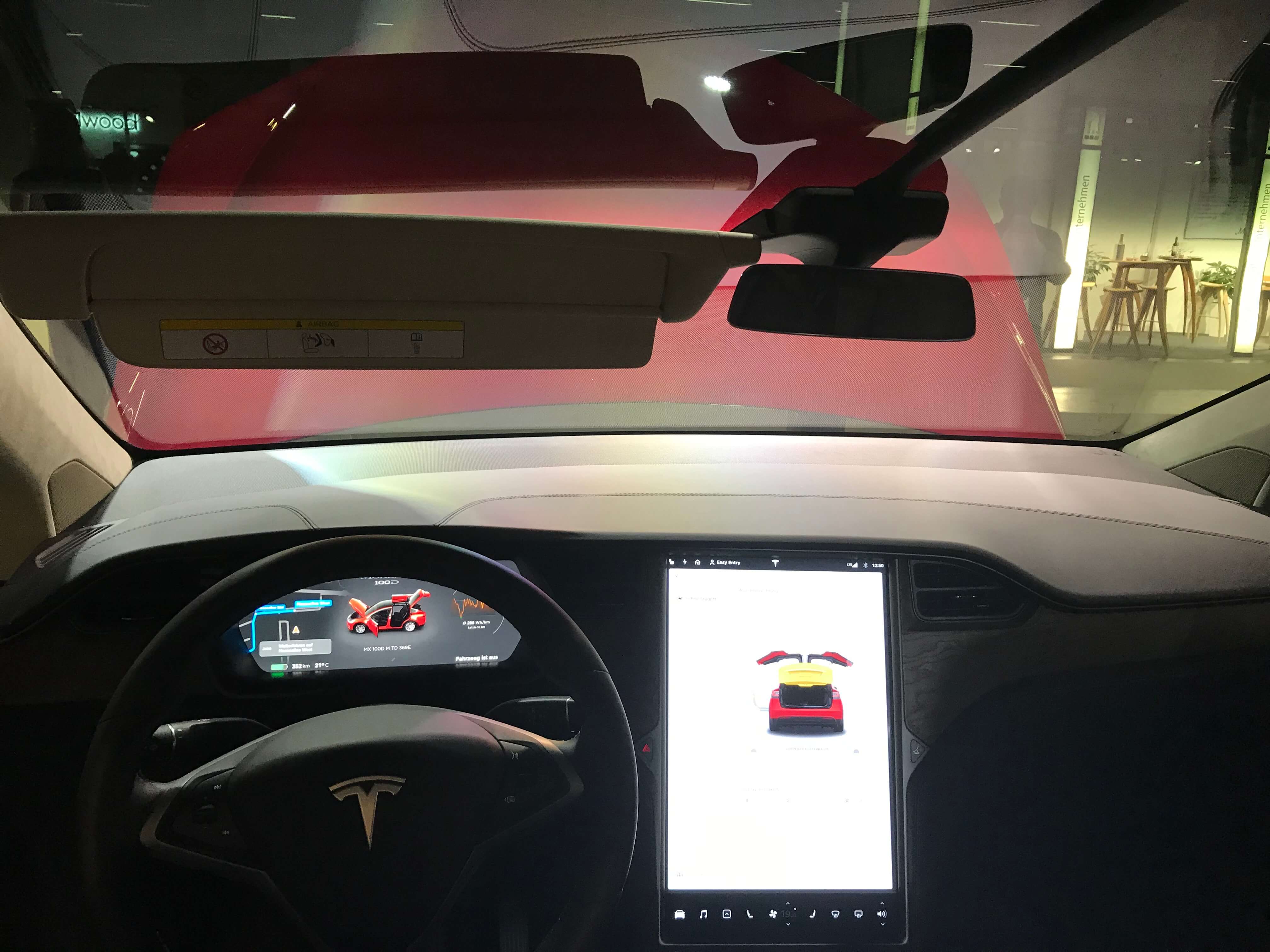 Design und smarte Techologien erfassen natürlich auch das Interieur von Autos der neue Tesla