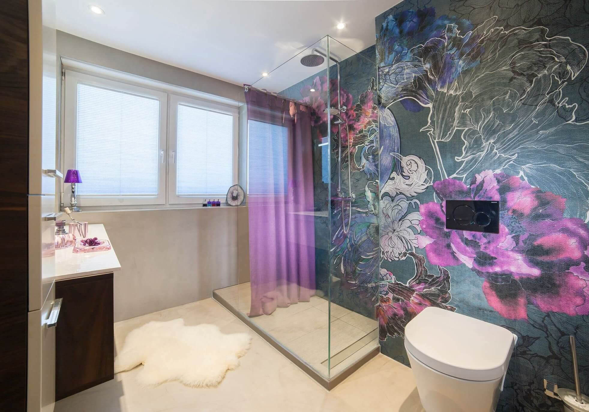Der weiße Boden sorgt für viel Fläche, während die Wand mit der Feuchtraumtapete Stil und Extravaganz ins Bad bringt Der weiße Boden sorgt für viel Fläche, während die Wand mit der Feuchtraumtapete Stil und Extravaganz ins Bad bringt