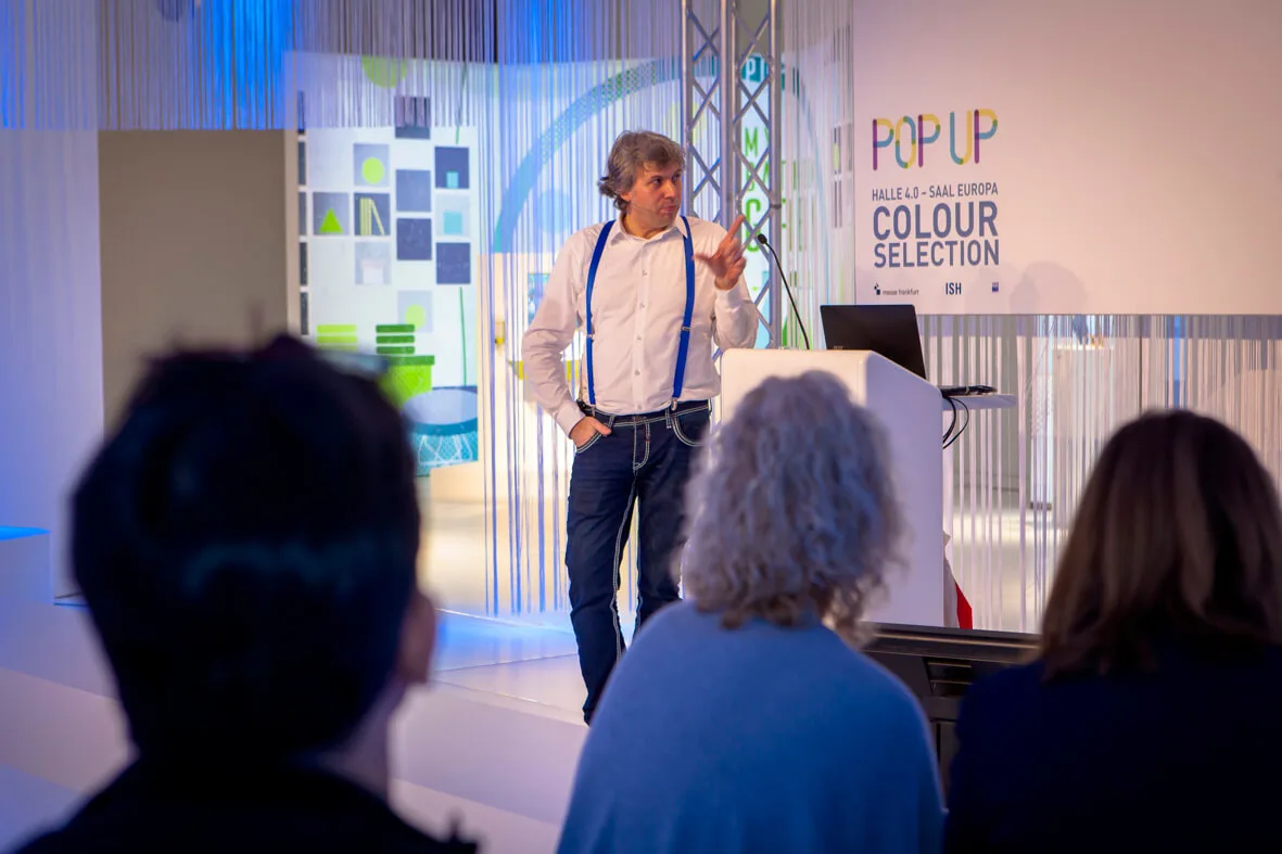 Auch der Bad- und Spadesigner Torsten Müller war dieses Jahr auf der ISH unterwegs. Als Keynote Speaker nahm er am Trendforum „Pop up my bathroom“ teil, wo er über die Möglichkeiten von Social Media für Sanitärfachunternehmen debattierte und auch die Trends 2019 für das exklusive Bad vorstellte. Dem letzteren Thema widmete er sich auch als Trendscout besonders intensiv. Zwischen den einzelnen Präsentationen und Expositionen der internationalen Größen und Nischenproduzenten, die sich auf einer Fläche von 275.000 Quadratmetern verteilten, galt es nicht den Überblick zu verlieren, sondern die gezeigten Objekte zu Trends zusammenzufassen. Auch der Bad- und Spadesigner Torsten Müller war dieses Jahr auf der ISH unterwegs. Als Keynote Speaker nahm er am Trendforum „Pop up my bathroom“ teil, wo er über die Möglichkeiten von Social Media für Sanitärfachunternehmen debattierte und auch die Trends 2019 für das exklusive Bad vorstellte. Dem letzteren Thema widmete er sich auch als Trendscout besonders intensiv. Zwischen den einzelnen Präsentationen und Expositionen der internationalen Größen und Nischenproduzenten, die sich auf einer Fläche von 275.000 Quadratmetern verteilten, galt es nicht den Überblick zu verlieren, sondern die gezeigten Objekte zu Trends zusammenzufassen.