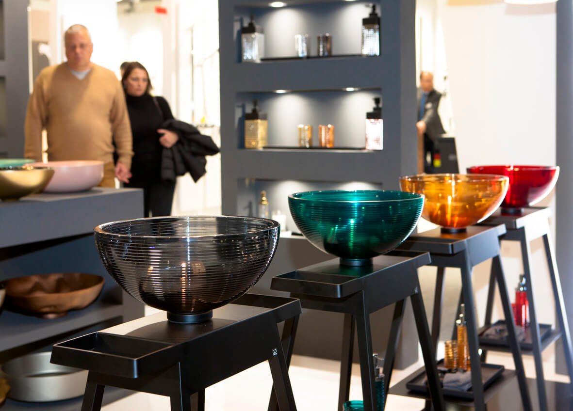 GLASS DESIGN, ein italienisches Unternehmen, eine Manufaktur für Waschbecken und Accessoires, befindet sich im Herzen der Toscana, in Vinci gelegen GLASS DESIGN, ein italienisches Unternehmen, eine Manufaktur für Waschbecken und Accessoires, befindet sich im Herzen der Toscana, in Vinci gelegen