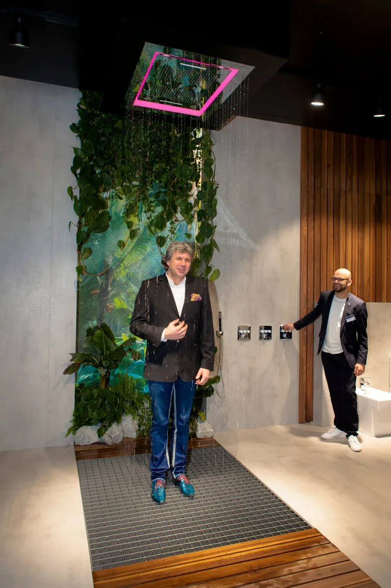 Torsten Müller unter der exklusiven Regendusche von Grohe mit LED-Effekten Unter der exklusiven Regendusche mit LED-Effekten