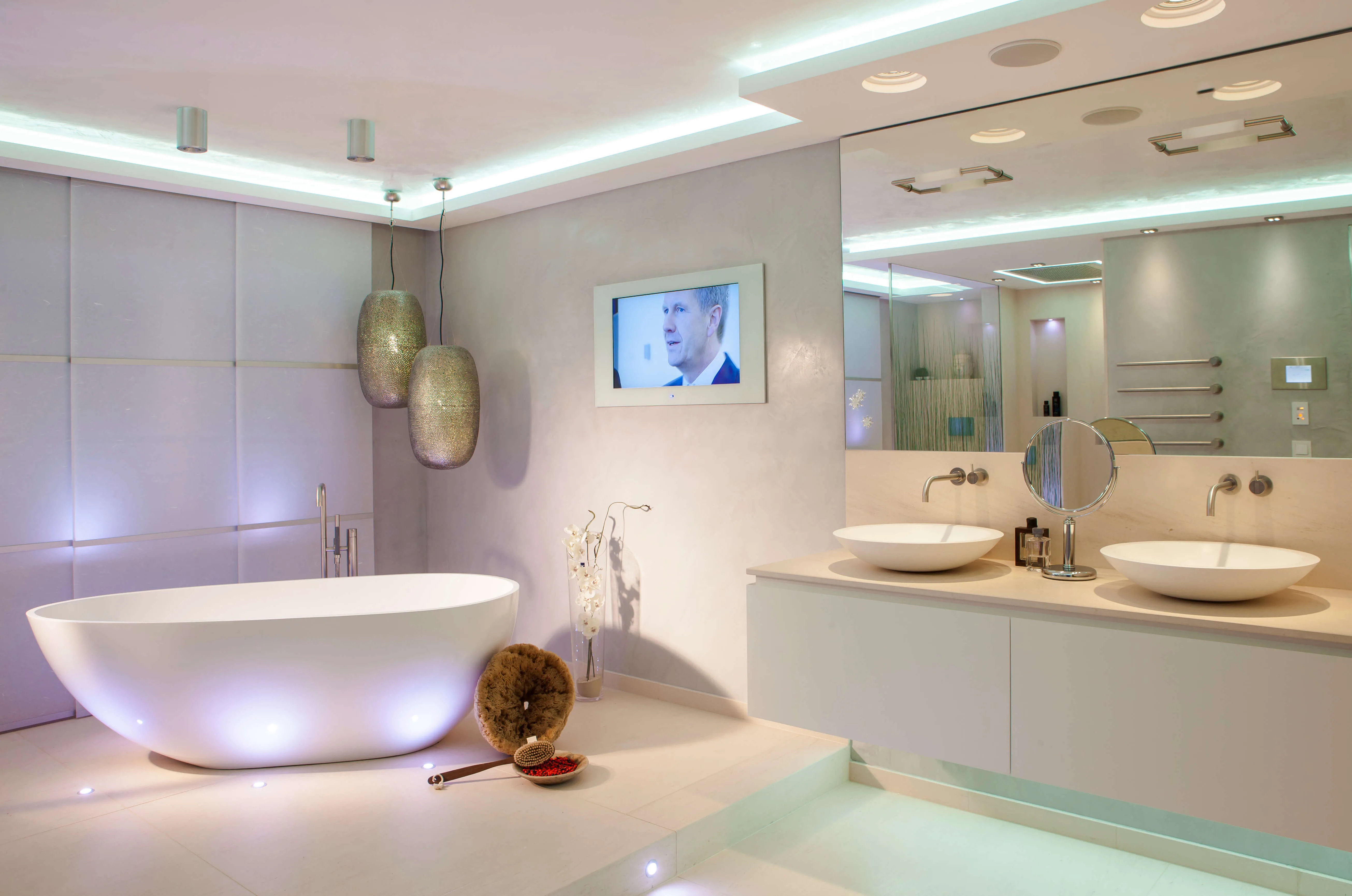 Helles Badezimmer mit freistehender Badewanne und Waschbereich für zwei mit Spiegel