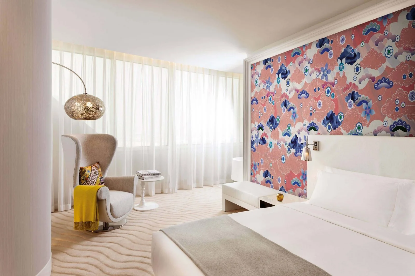 Fernweh In Zusammenarbeit mit Londonart hat Marcel Wanders eine Tapetenkapselkollektion geschaffen, die von 13 internationalen Städten inspiriert wurde, und eine zusätzliche Abdeckung, die eine Collage des Designerbes vermittelt. Marcel Wanders und Londonart teilen die gleiche Leidenschaft für üppige, reiche und elegante Designs und arbeiten eng zusammen, um "Wanderlust" zu präsentieren - eine Vision von Marcel Wanders, die verschiedene Städte aus fünf Kontinenten mit seinen Augen übersetzt.