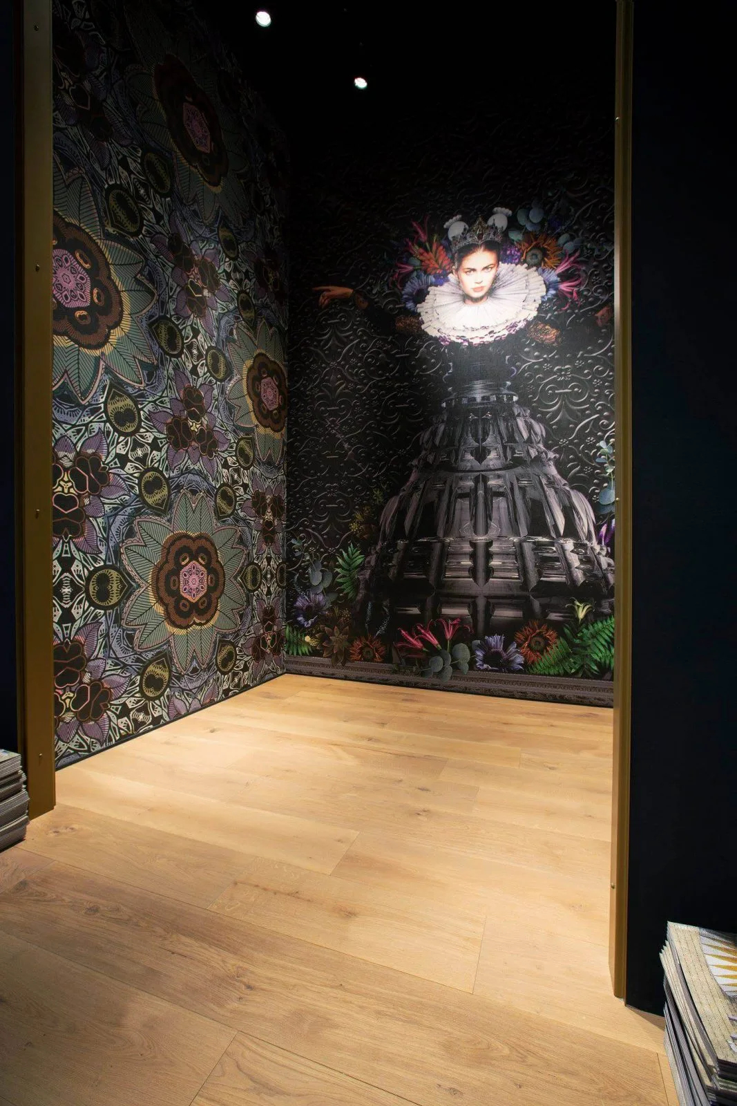 Fernweh In Zusammenarbeit mit Londonart hat Marcel Wanders eine Tapetenkapselkollektion geschaffen, die von 13 internationalen Städten inspiriert wurde, und eine zusätzliche Abdeckung, die eine Collage des Designerbes vermittelt. Marcel Wanders und Londonart teilen die gleiche Leidenschaft für üppige, reiche und elegante Designs und arbeiten eng zusammen, um "Wanderlust" zu präsentieren - eine Vision von Marcel Wanders, die verschiedene Städte aus fünf Kontinenten mit seinen Augen übersetzt.