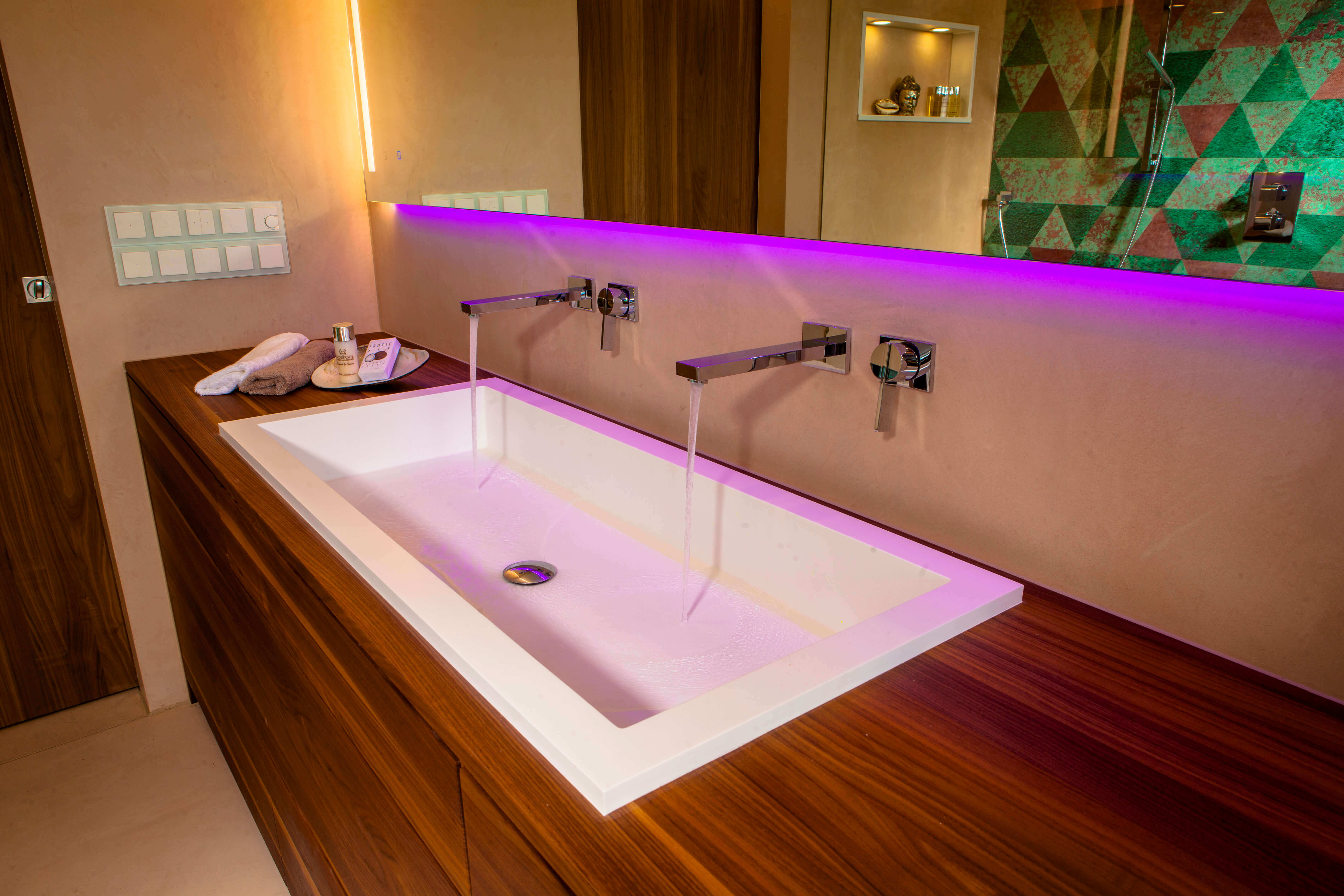 Badmöbel massgefertigt Badplanung Schlauchbad fugenloses Luxus Badezimmer Bonn Badezimmern planen ideen Designer Torsten Mueller Lichtdesigner