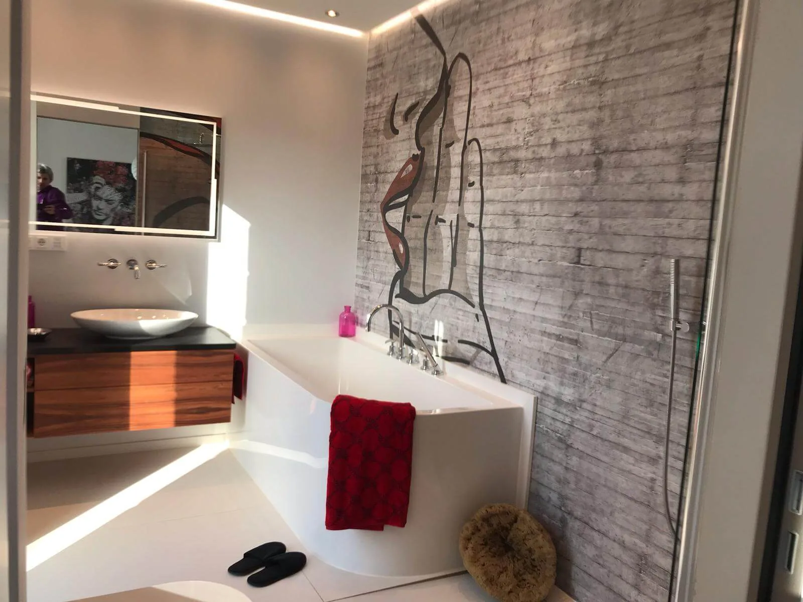 Fugenloses Badezimmerdesign mit Wandtapete