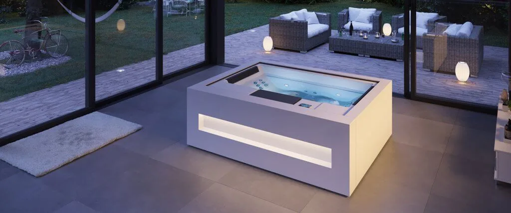 Rechteckiger Jacuzzi vor Panoramafenster in den Garten