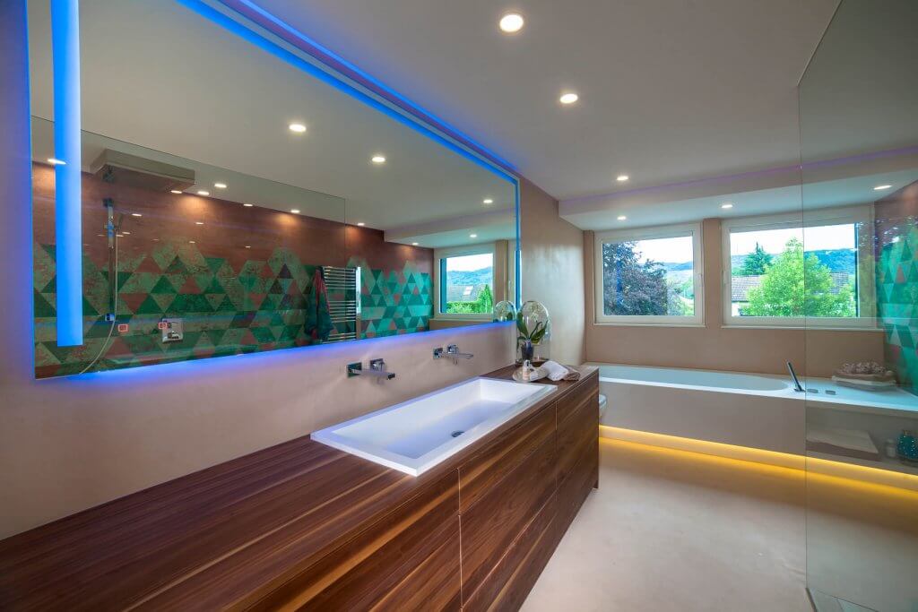 Hölzener Waschbereich mit Spiegel und blauer LED-Beleuchtung