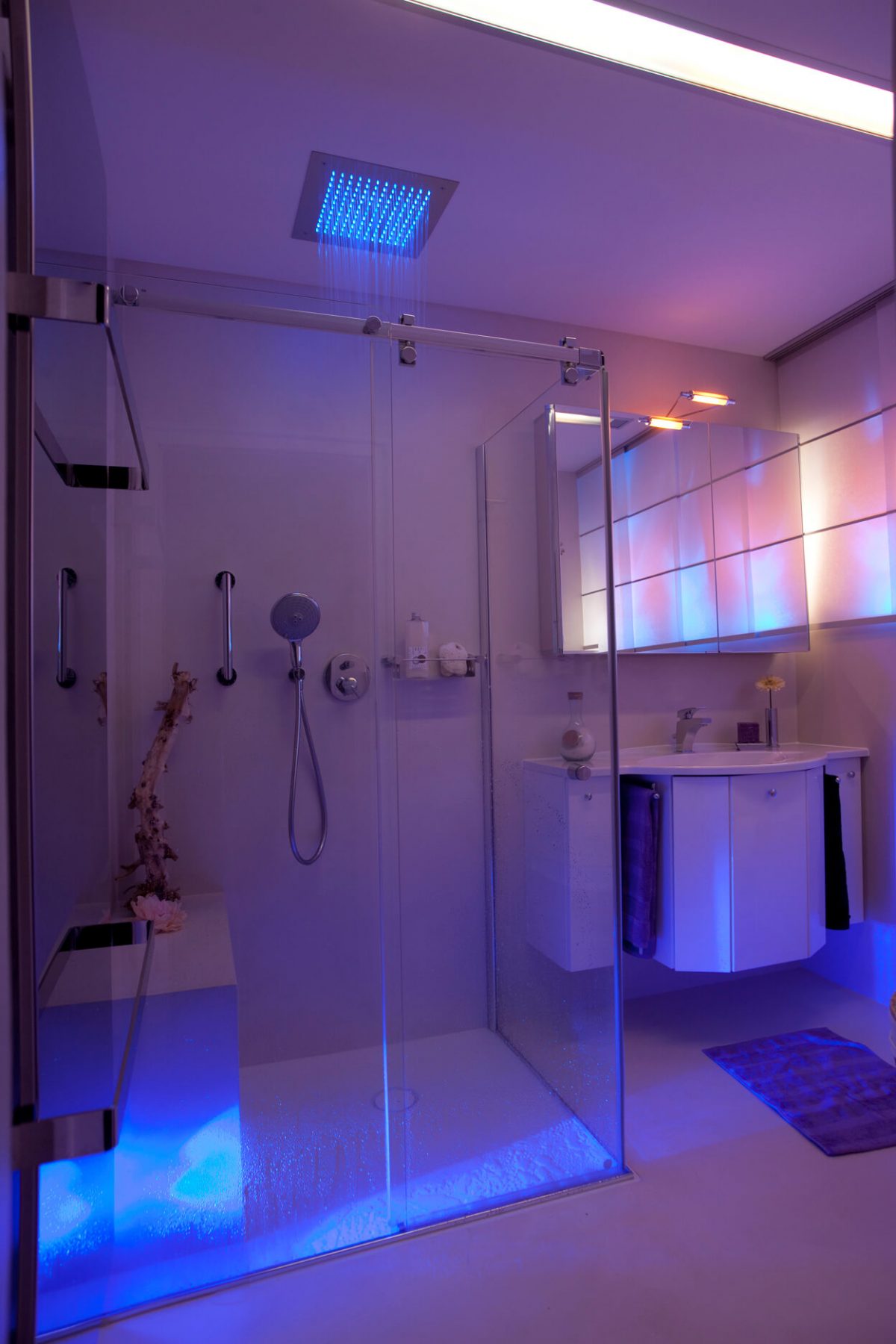 Fugenlose Regendusche Bodenebene Regendusche ohne Fugen mit blauer LED-Beleuchtung