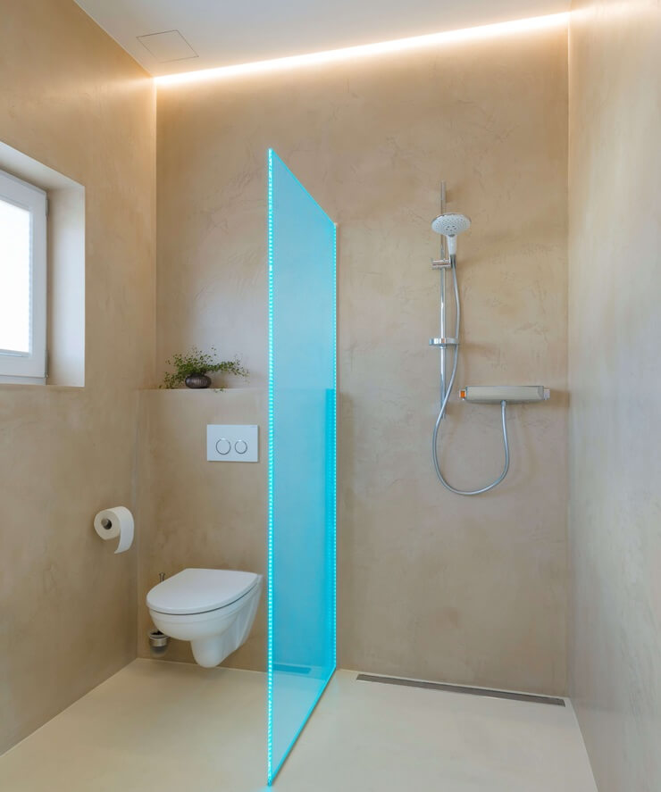 Moderne Dusche mit LED-Element unter der Decke sowie beleuchteter Glaswand