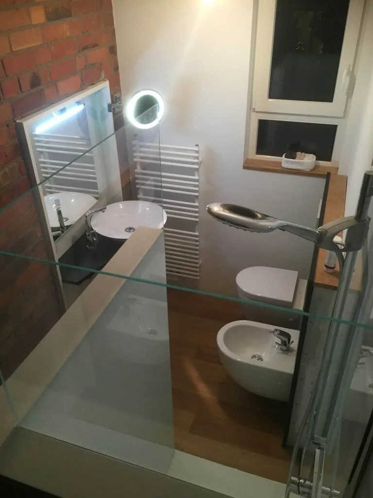 Moderne Dusche in kleinem Gästebad