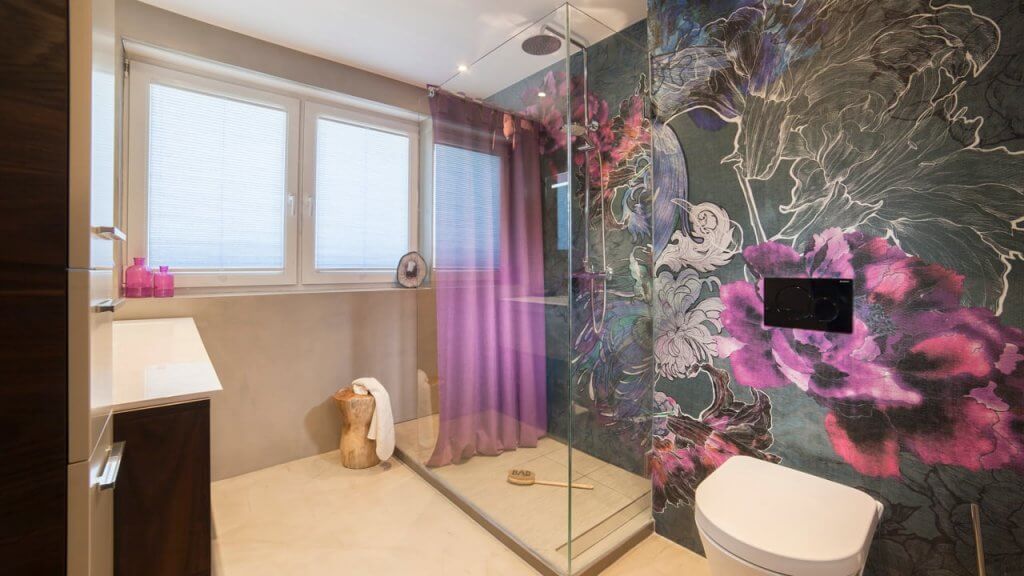 Moderne Dusche in kleinem Bad mit floral-abstrakter Tapete