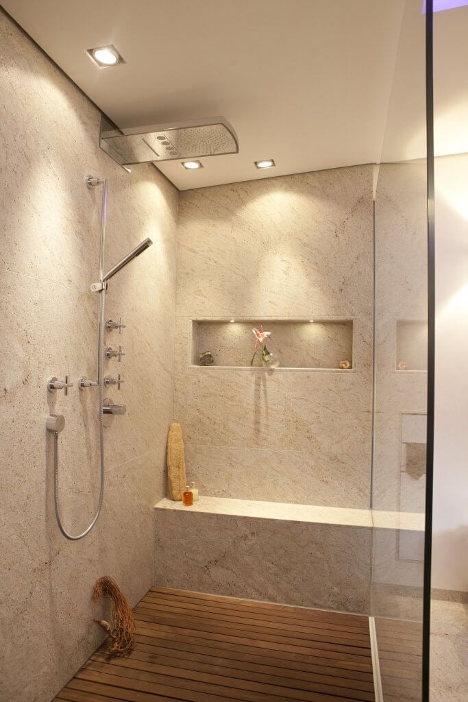 Moderne Dusche mit Sitzbank Moderne Dusche in hellen Farben mit Sitzbank