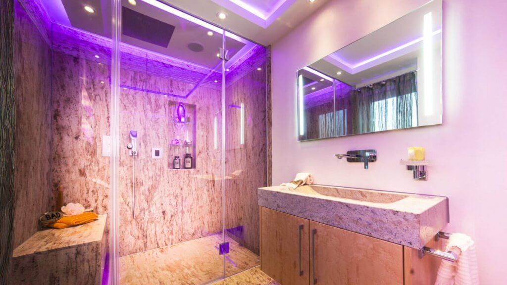 Moderne Dusche mit Wänden sowie Waschbecken aus Naturstein mit Zeichnung