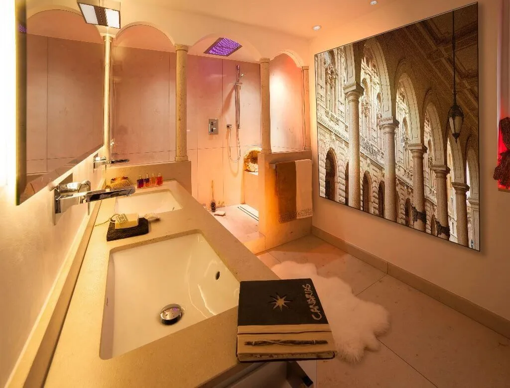 Moderne Dusche im mediterranen Bad