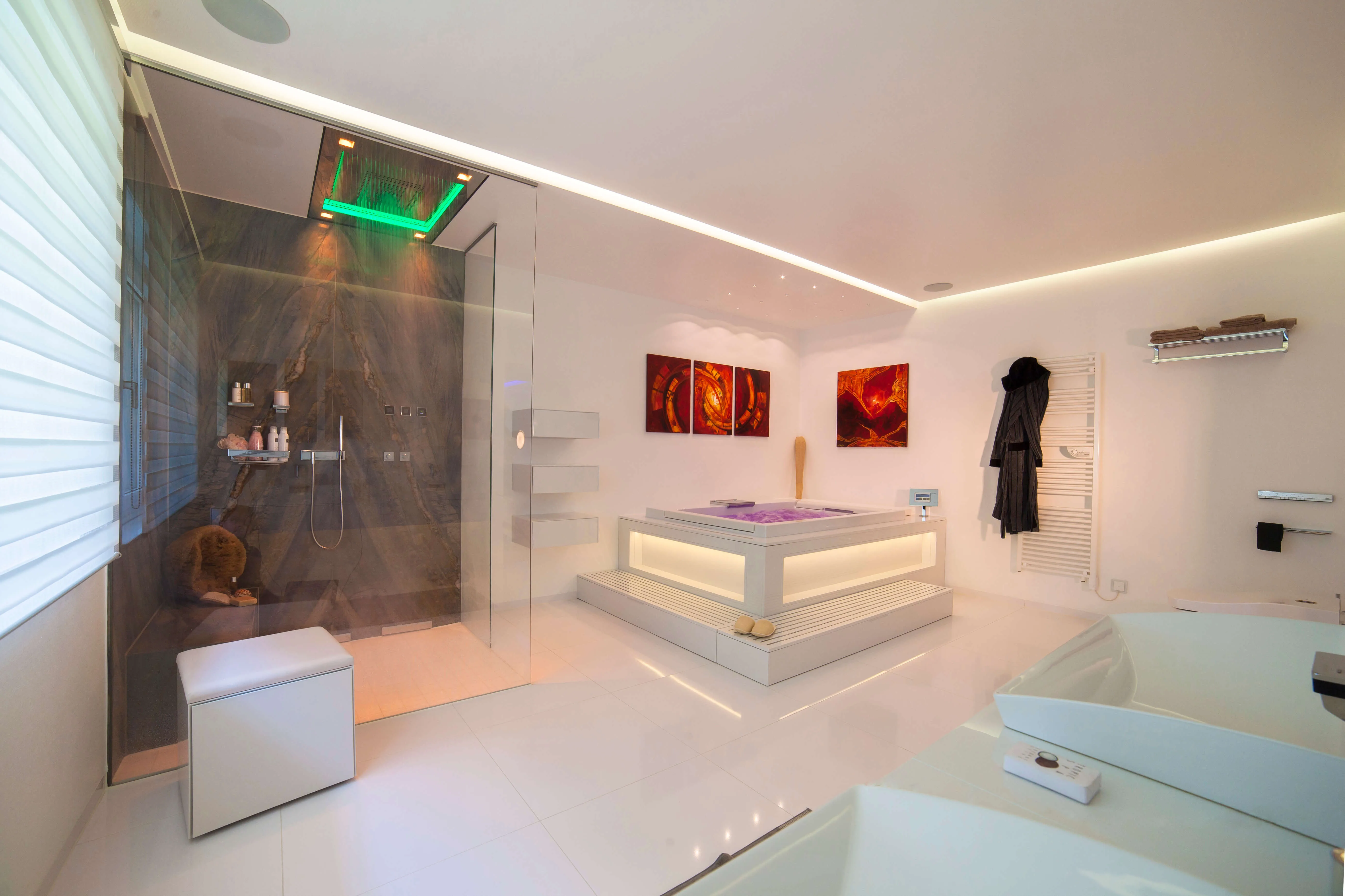 Privater Spa-Bereich mit Whirlpool, Erlebnisdusche und abgestimmtem Lichtkonzept