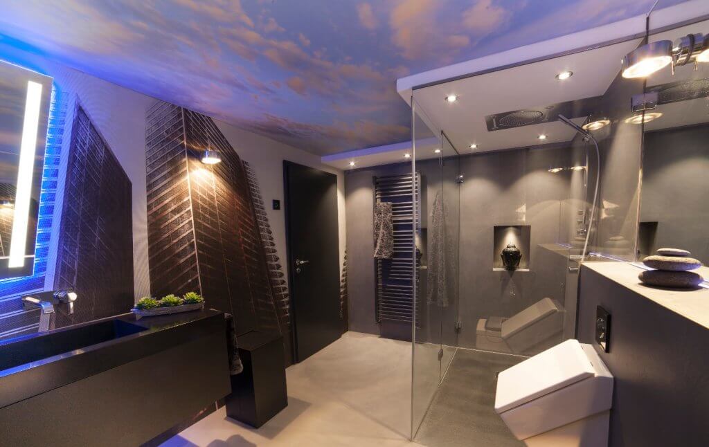 Kleines Badezimmer mit Dusche und Großstadt-Tapete