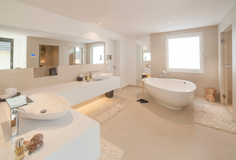 Helles, modernes Badezimmer mit freistehender Badewanne, Waschtische und Weiterem.