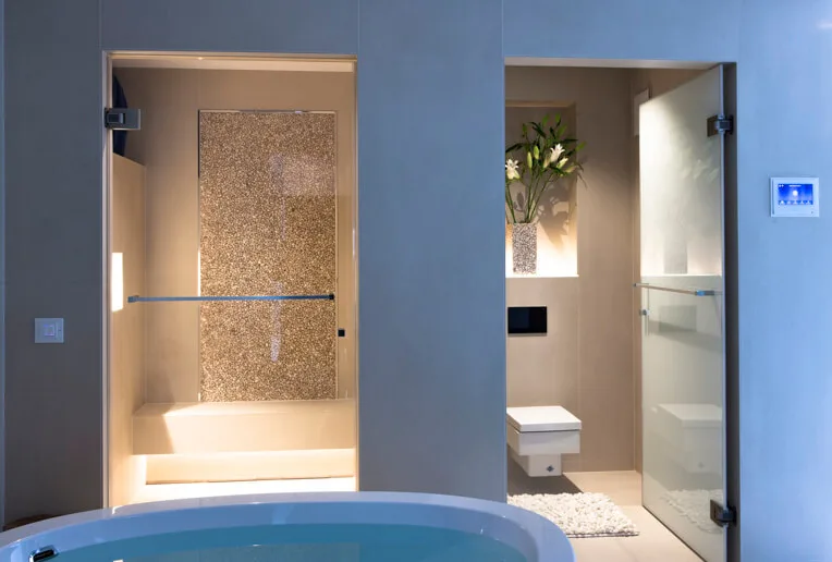 Wellnessbad im eigenen Zuhause Sich in den eigenen vier Wänden der wohltuenden Atmosphäre eines Spa hinzugeben, ist der Traum vieler Hausherren. In diesem Fall hat Design by Torsten Müller aus Bad Honnef nähe Köln / Bonn diesen Traum verwirklicht und ein echtes Wellness-Paradies geschaffen. In dem abgetrennten Duschbereich findet sich das BIG RAIN Regenpanel WATER MODULE von Dornbracht, das einen anregenden Schauer oder einen sanften Tropenregen genauso inszenieren kann, wie auch einen erfrischenden Sommerregen. Das Lichtdesign ist der Smart Home Installation zu verdanken, die individuelle Szenarien wahr werden lassen und kaum Wünsche offenlassen. Die fugenlose Waschtisch-Konstruktion ist aus dem Werkstoff Corian gefertigt und nach einem individuellen Maß hergestellt. Die freistehende Badewanne vom Designer Jean-Marie Massaud, in der lange Stunden voller Müßiggang möglich sind, stammt von AXOR. Lassen Sie sich inspirieren und wagen Sie es, Ihren ganz persönlichen Wohlfühlraum von einer Wellness-Oase im eigenen Haus gemeinsam mit Design by Torsten Müller wahr werden zu lassen. #spadesigner #spaideen #lichtdesign #spagestaltung #luxuriousshowers #spaplanung #individuallösung #exklusivespas #designbytorstenmüller #modernesspadesign #spaeinrichtung #torstenmüller #spalike #spa