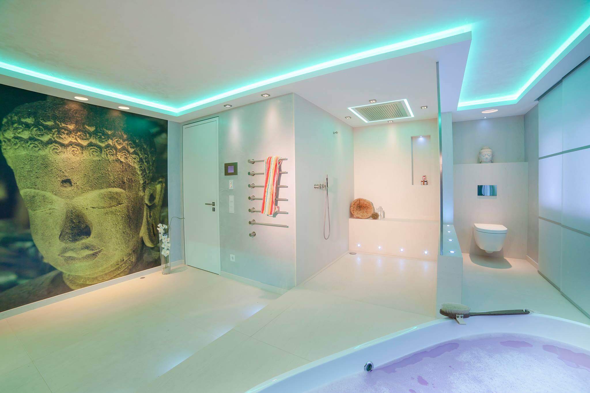 Modernes Bad mit LED-Lichtkonzept, Buddha-Wandmotiv und fugenloser Raumarchitektur – Design by Torsten Müller