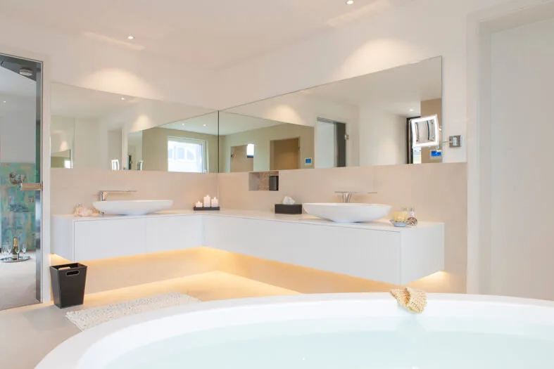 Wellnessbad im eigenen Zuhause
Sich in den eigenen vier Wänden der wohltuenden Atmosphäre eines Spa hinzugeben, ist der Traum vieler Hausherren. In diesem Fall hat Design by Torsten Müller aus Bad Honnef nähe Köln / Bonn diesen Traum verwirklicht und ein echtes Wellness-Paradies geschaffen.
In dem abgetrennten Duschbereich findet sich das BIG RAIN Regenpanel WATER MODULE von Dornbracht, das einen anregenden Schauer oder einen sanften Tropenregen genauso inszenieren kann, wie auch einen erfrischenden Sommerregen. Das Lichtdesign ist der Smart Home Installation zu verdanken, die individuelle Szenarien wahr werden lassen und kaum Wünsche offenlassen. Die fugenlose Waschtisch-Konstruktion ist aus dem Werkstoff Corian gefertigt und nach einem individuellen Maß hergestellt. Die freistehende Badewanne vom Designer Jean-Marie Massaud, in der lange Stunden voller Müßiggang möglich sind, stammt von AXOR.
Lassen Sie sich inspirieren und wagen Sie es, Ihren ganz persönlichen Wohlfühlraum von einer Wellness-Oase im eigenen Haus gemeinsam mit Design by Torsten Müller wahr werden zu lassen.