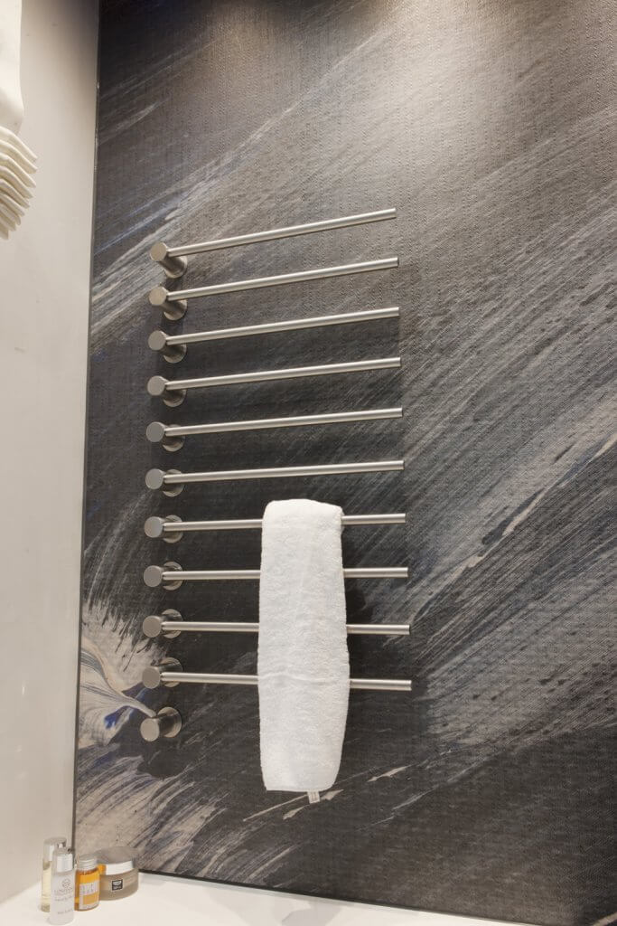 Modularer Handtuchhalter von Vola vor einer grauen Wall and Deco Tapete