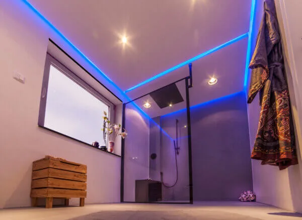 Fugenloses Bad in hellem Taupeton mit blauer LED-Beleuchtung