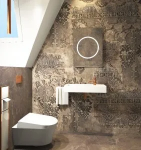 Gäste-WC mit Wall and Deco Tapete Gäste-WC mit wandmontierter Toilette, Waschbecken und Wall and Deco Tapete im Vintage-Stil