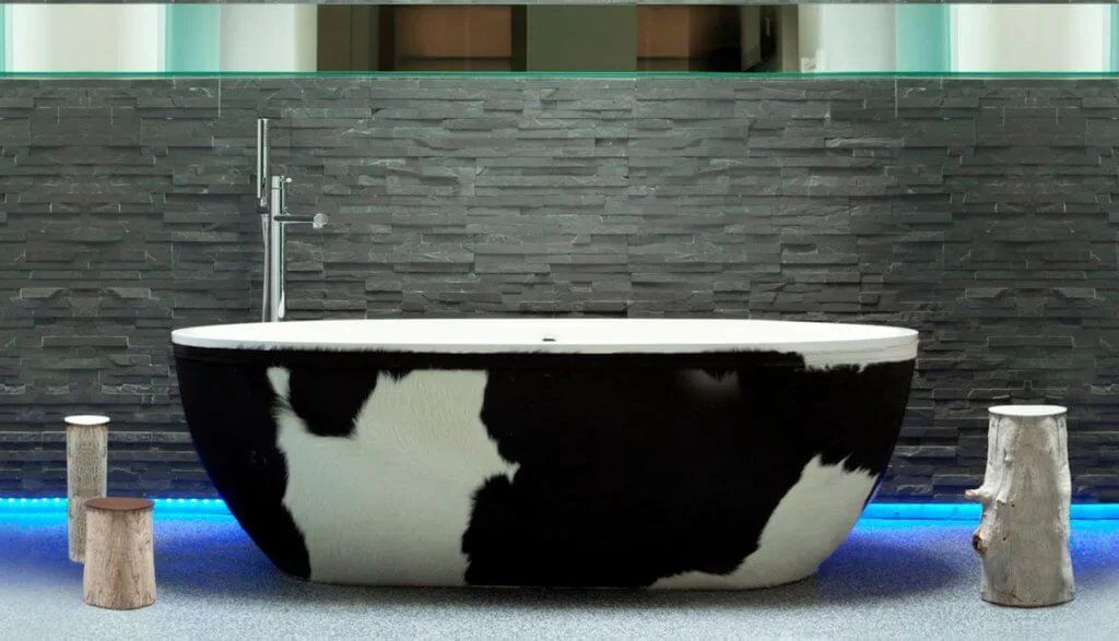 Luxusbadewanne mit schwarz-weißem Kuhfellmuster