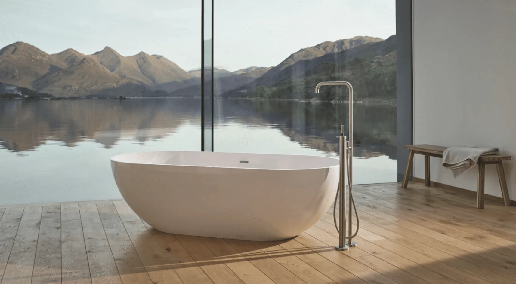 Badewanne mit Vola Standarmatur vor Panoramafenster mit Seeblick