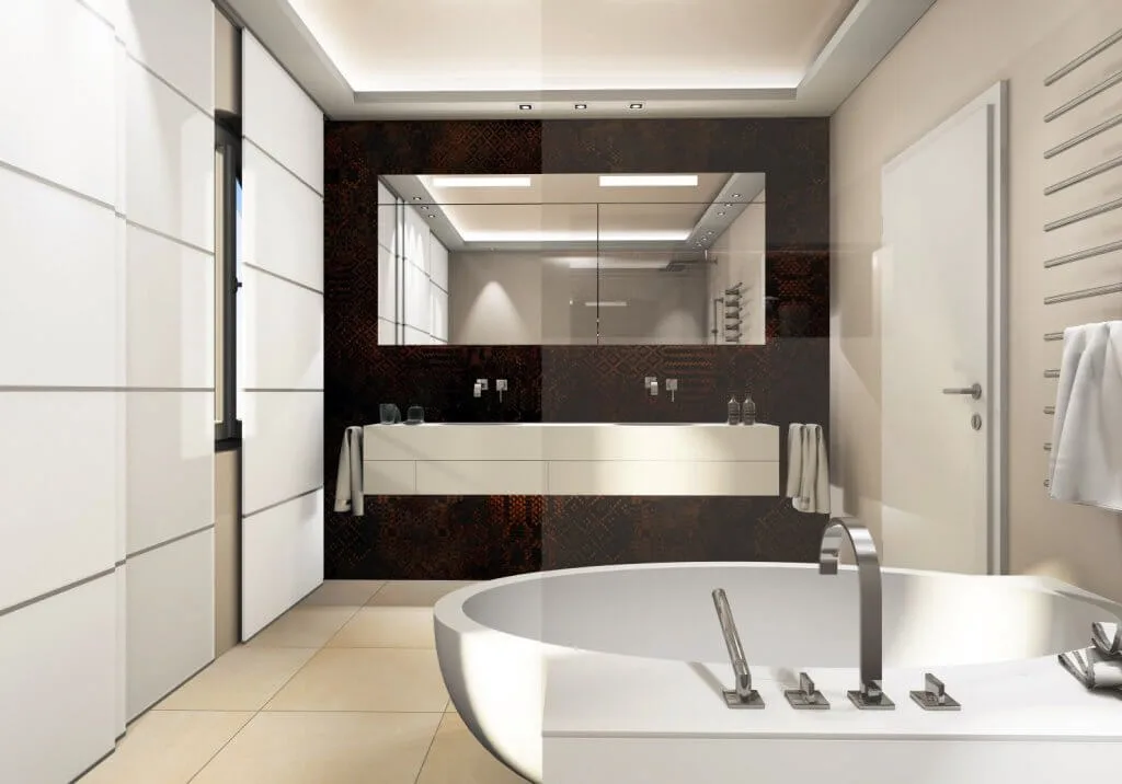 Helles Badezimmer mit dunkelbrauner Wall and Deco Tapete Badewanne und Duschbereich in hellem Grau neben Waschtisch mit dunkelbrauner Wall and Deco Tapete