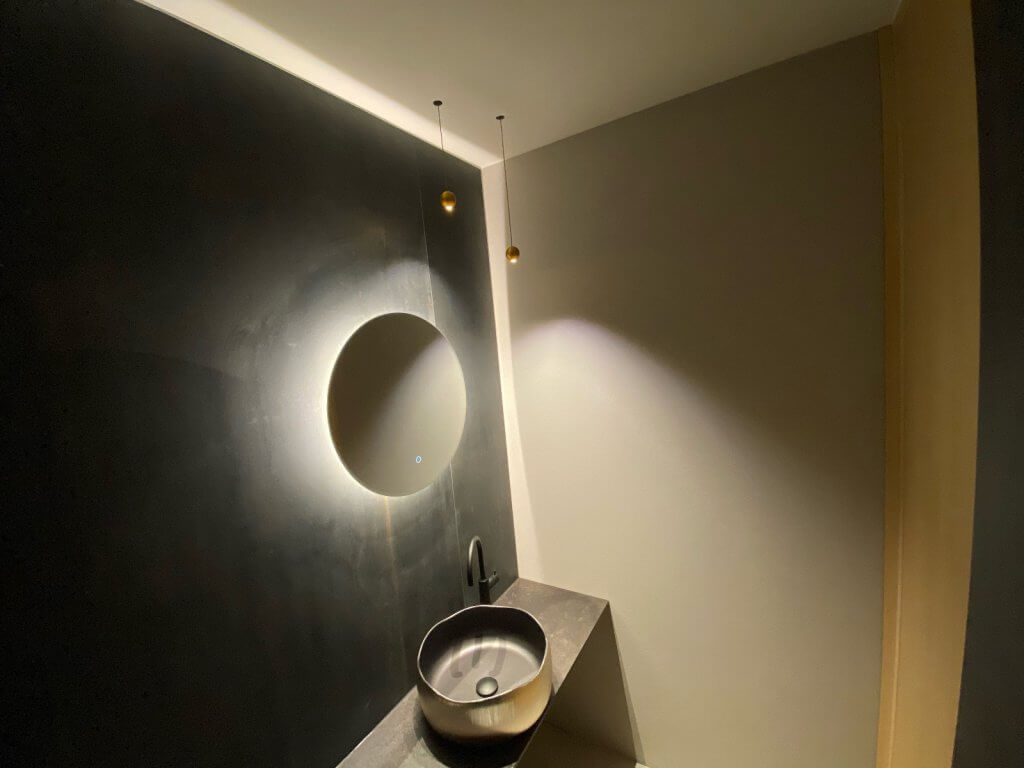 Goldenes Waschbecken von myglassdesign mit rundem Spiegel