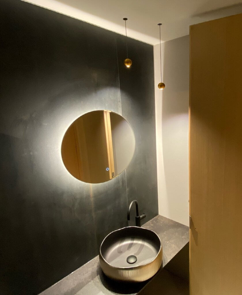 Präsentation von goldenem Waschbecken von myglassdesign mit rundem Spiegel