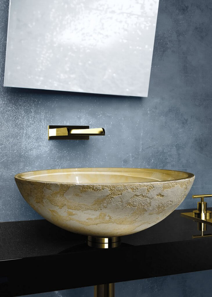 Halbrundes Glaswaschbecken mit weiß-goldener Oberfläche von myglassdesign