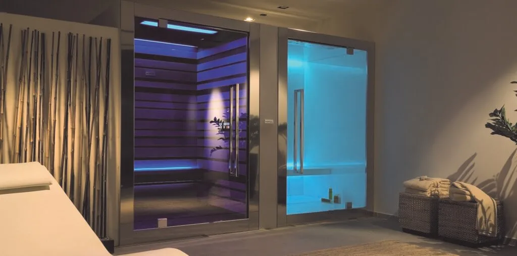 Sauna und Dusche hinter Glas als Teil eines modernen Private Spa