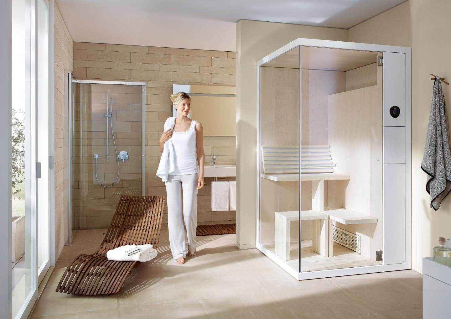 Sauna in skandinavischem Badezimmer Frau in einem Badezimmer im skandinavischen Stil mit Saunakabine