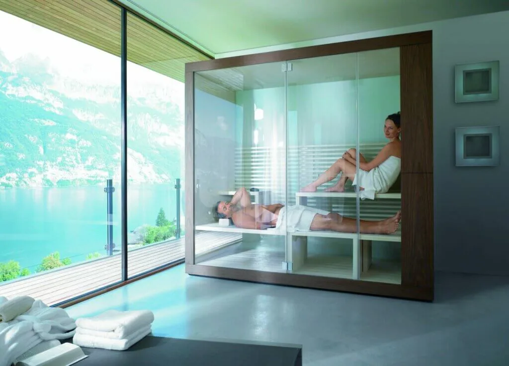 Kompakte Sauna für zwei Personen in einem großzügigen Badezimmer