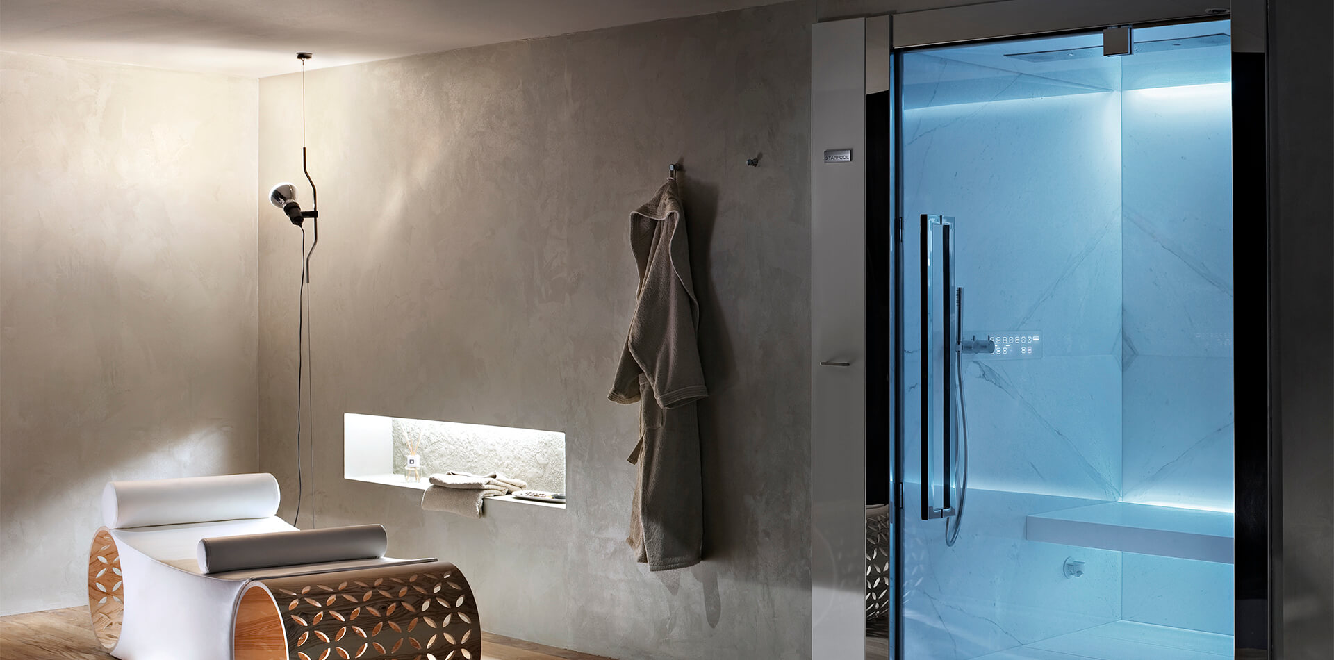 Modernes Badezimmer mit integrierter Sauna