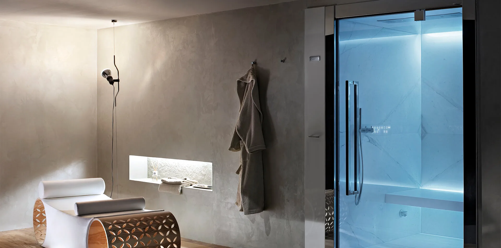 Modernes Badezimmer mit integrierter Sauna