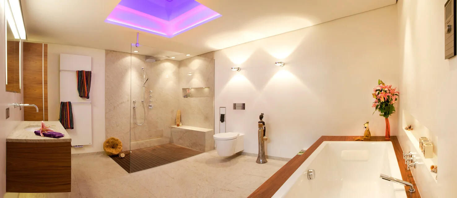 Geräumiges Badezimmer im Ethno-Stil