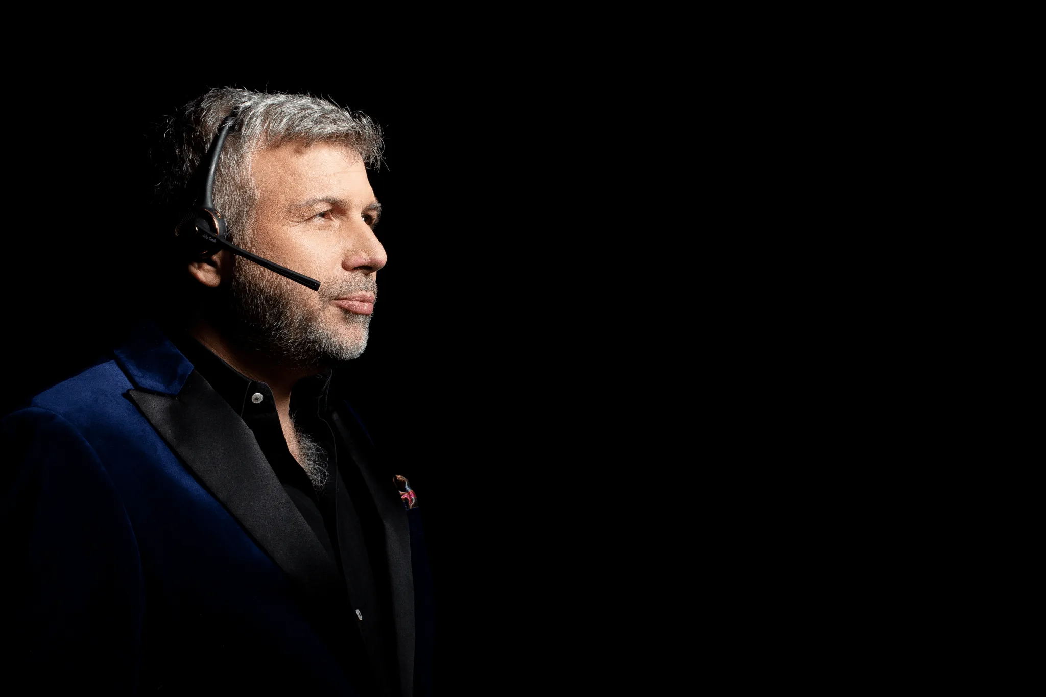 Torsten Müller ist nicht nur renommierter Bad/SPA- und Raum-Designer von z. B. Penthäusern, Key-Note Speaker, Kolumnist, TV-Experte und gefragter Berater internationaler Hersteller und Handwerksbetriebe. Er ist vor allem Trendsetter des wohnräumlichen Innendesigns. Bereits 2006 wurde Torsten Müller vom Magazin "SCHÖNER WOHNEN" als Top-Designer vorgestellt, inzwischen setzt er europaweit Maßstäbe in der Spa- und Raum-Architektur. Die "Welt am Sonntag" zählt ihn zu den Top 30 der deutschen Bad-Designer, die "Frankfurter Rundschau" zu den europäischen Top-Adressen der Ritualarchitektur. Das Magazin "Das Bad" bezeichnet seine Bad-Designs und Lichtkonzepte als zukunftsweisend. Torsten Müller ist als Trendscout auf allen europäischen Lead-Design-Messen von Paris bis Mailand unterwegs. Von ihm designte Produkte wurden für den German Design Award nominiert, ebenso prämiert wurden von ihm entworfene Messestand-Designs.