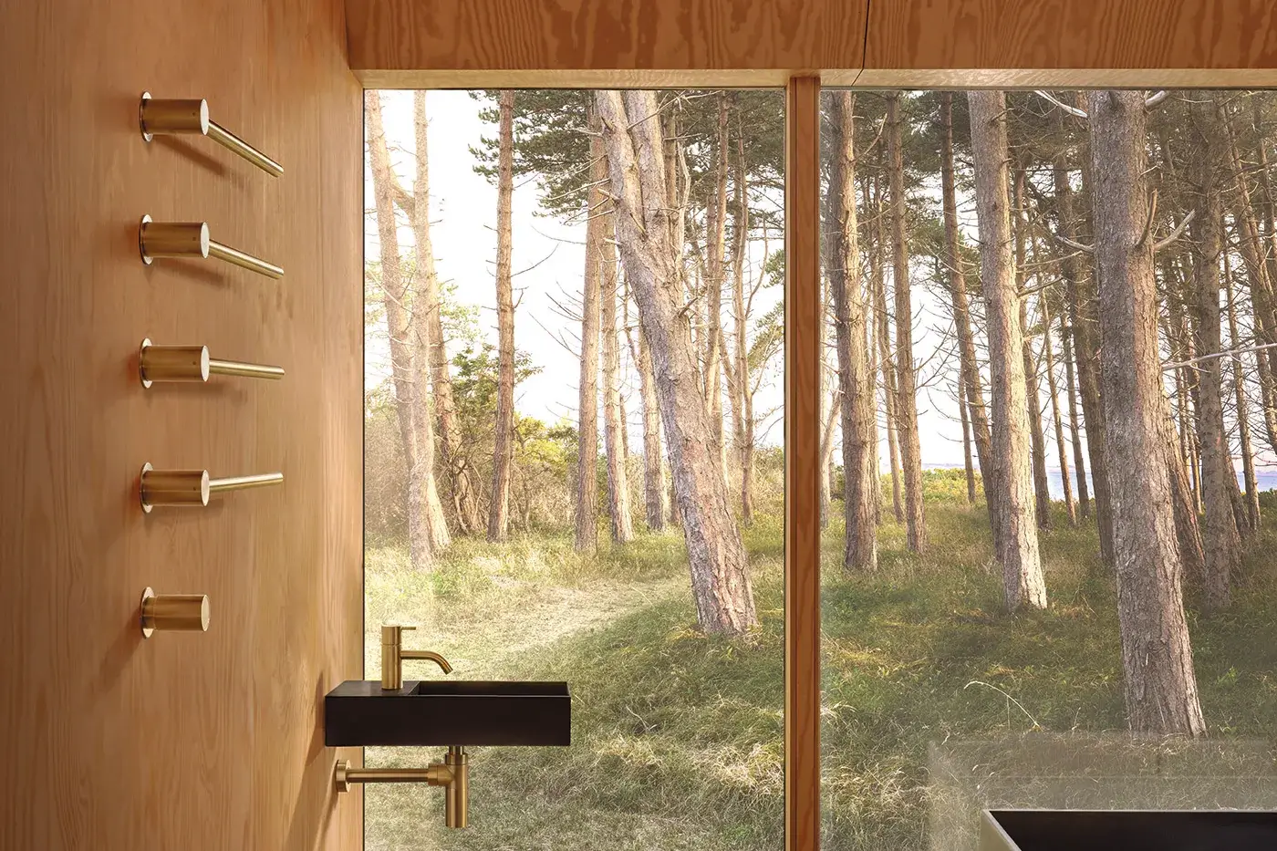 Badezimmer im skandinavischen Design Skandinavisches Badezimmer mit Holzwänden, Waldpanorama und modularem Vola Heizkörper T39