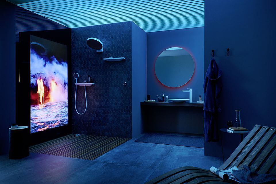 Dusche und Waschbereich in dunkelblauem Licht